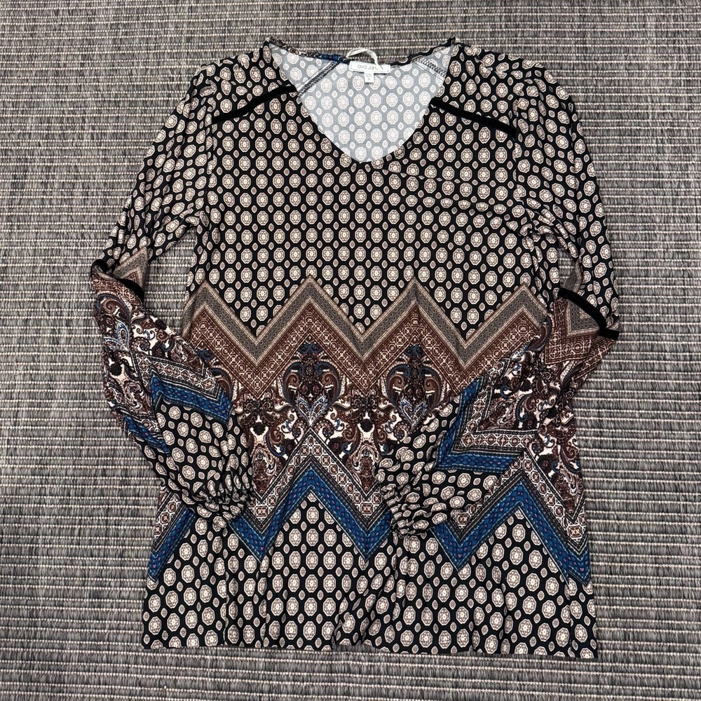 Long-Sleeve V-Neck Printed Blouse in Black, Brown & Blue